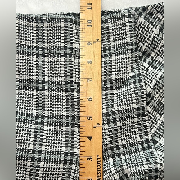 Forever 21 Size Medium Stretch Pull-on Skinny Pants. Plaid Black, gray, white - Picture 5 of 8